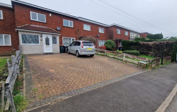 3 Bedroom  Mid -Terrace Family House for sale