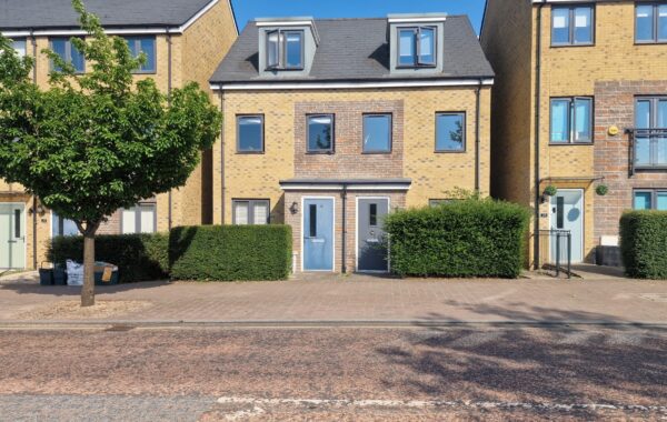 3 Bedroom  Semi-detached Family House for sale